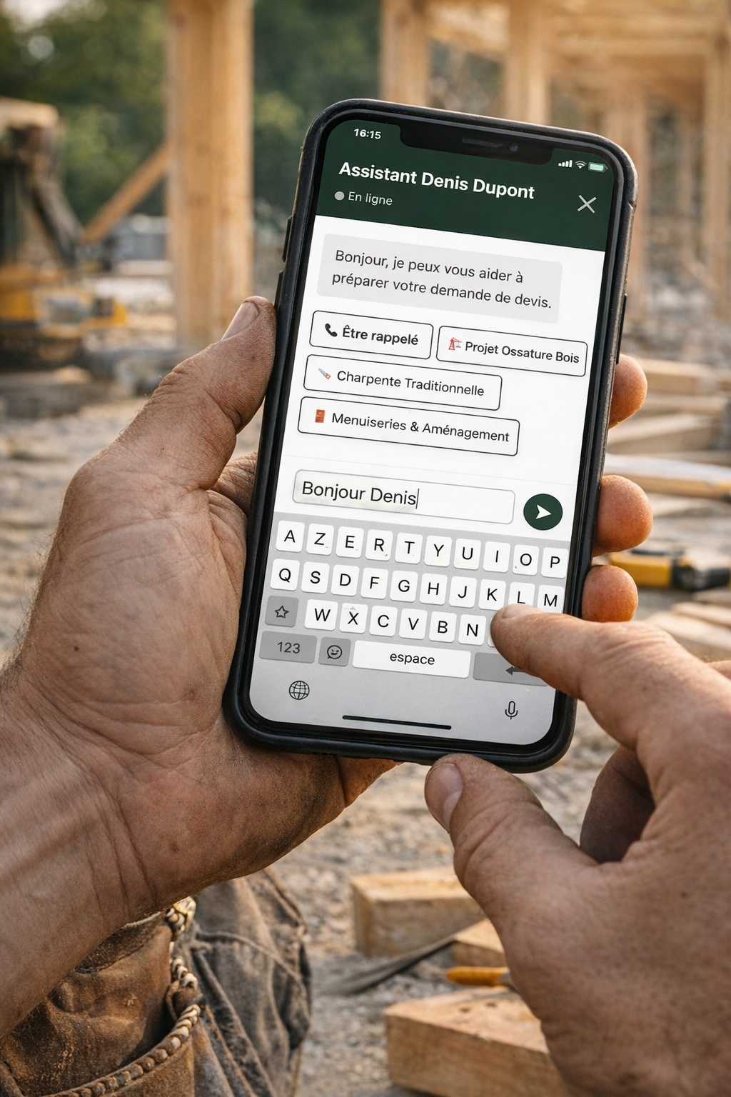 visiteur en train de communiquer avec l'assistant digital d'un charpentier